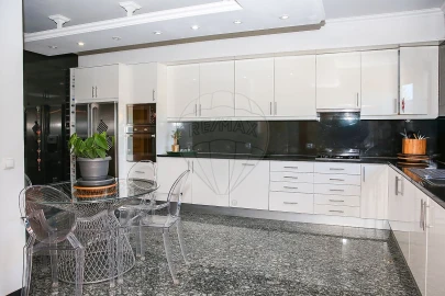 Moradia T6 para Venda em Santo Quintino