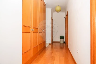 Moradia T6 para Venda em Santo Quintino
