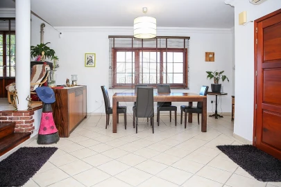 Moradia T6 para Venda em Santo Quintino