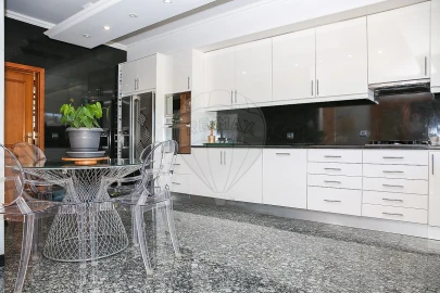 Moradia T6 para Venda em Santo Quintino