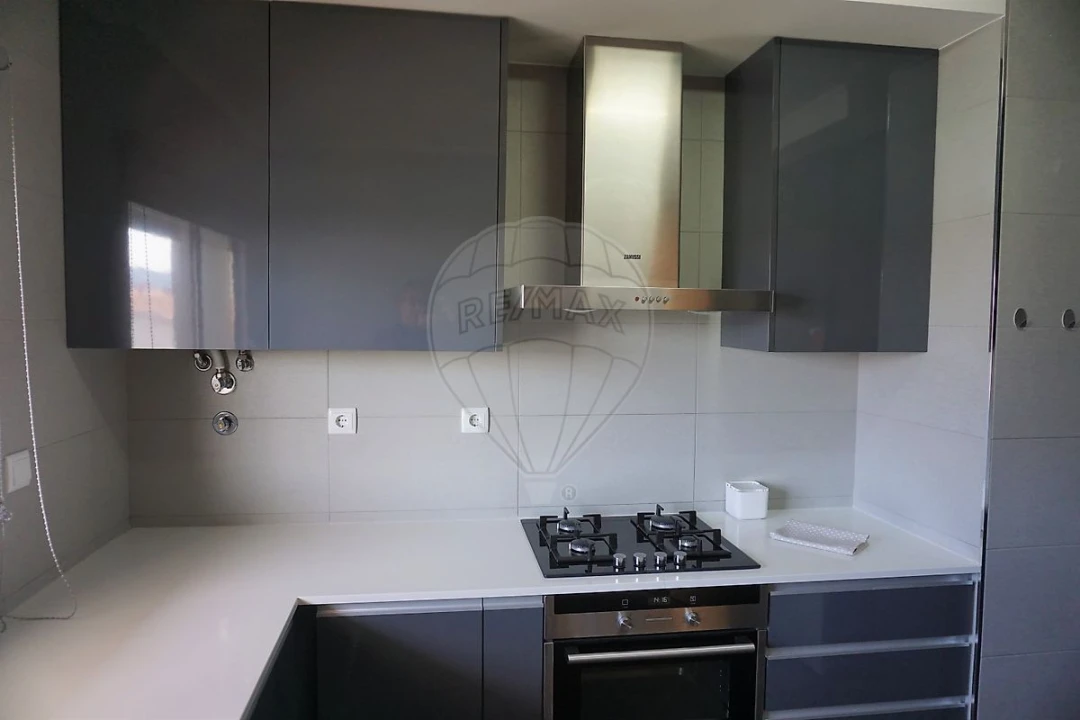 Apartamento T3 para Arrendamento em Santo Antonio dos Olivais Foto 4