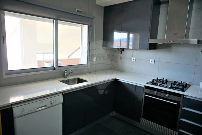 Apartamento T3 para Arrendamento em Santo Antonio dos Olivais