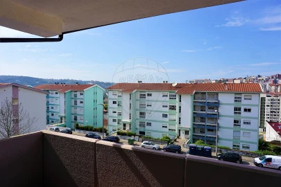 Apartamento T3 para Arrendamento em Santo Antonio dos Olivais