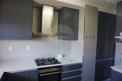 Apartamento T3 para Arrendamento em Santo Antonio dos Olivais