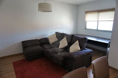 Apartamento T3 para Arrendamento em Santo Antonio dos Olivais
