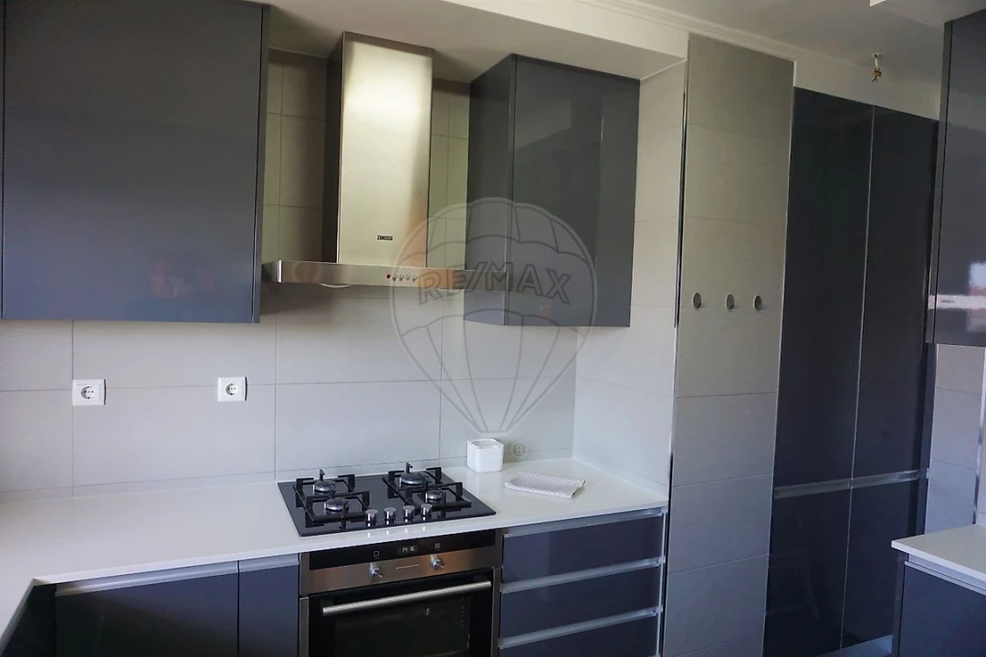 Apartamento T3 para Arrendamento em Santo Antonio dos Olivais Foto 1