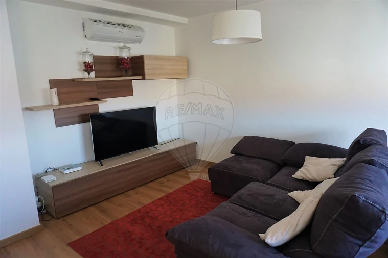 Apartamento T3 para Arrendamento em Santo Antonio dos Olivais Foto 2