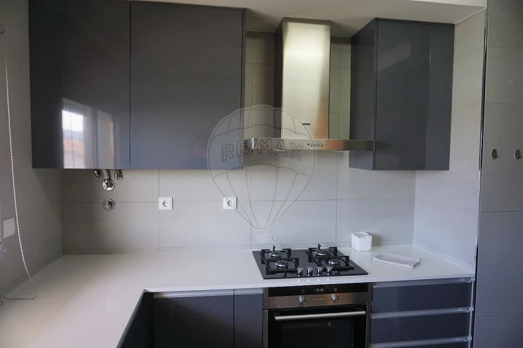 Apartamento T3 para Arrendamento em Santo Antonio dos Olivais Foto 4