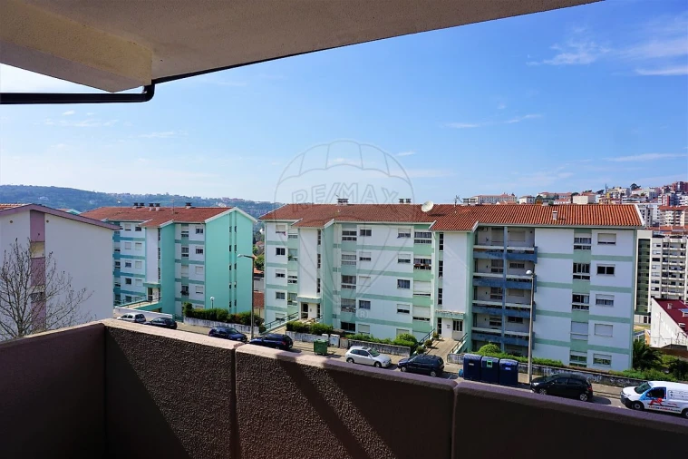 Apartamento T3 para Arrendamento em Santo Antonio dos Olivais Foto 3