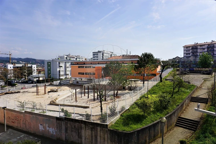 Apartamento T3 para Arrendamento em Santo Antonio dos Olivais Foto 12