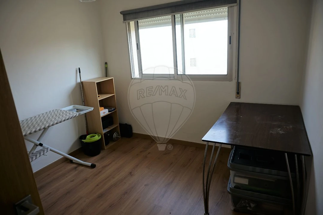 Apartamento T3 para Arrendamento em Santo Antonio dos Olivais Foto 11