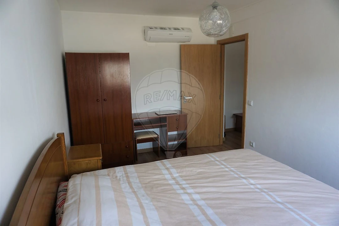 Apartamento T3 para Arrendamento em Santo Antonio dos Olivais Foto 14