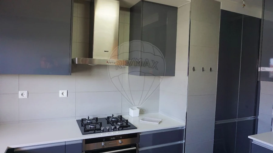 Apartamento T3 para Arrendamento em Santo Antonio dos Olivais