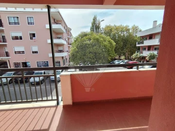 Apartamento T2 para Arrendamento em Santa Maria e São Miguel, São Martinho, São Pedro Penaferrim