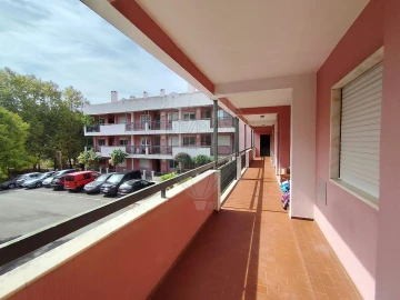 Apartamento T2 para Arrendamento em Santa Maria e São Miguel, São Martinho, São Pedro Penaferrim