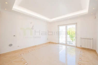 Moradia T5 para Venda em Carcavelos e Parede