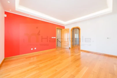 Moradia T5 para Venda em Carcavelos e Parede