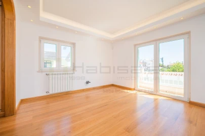 Moradia T5 para Venda em Carcavelos e Parede