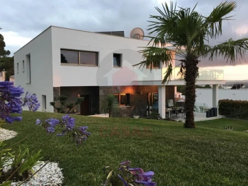 Moradia T5 para Venda em Nadadouro