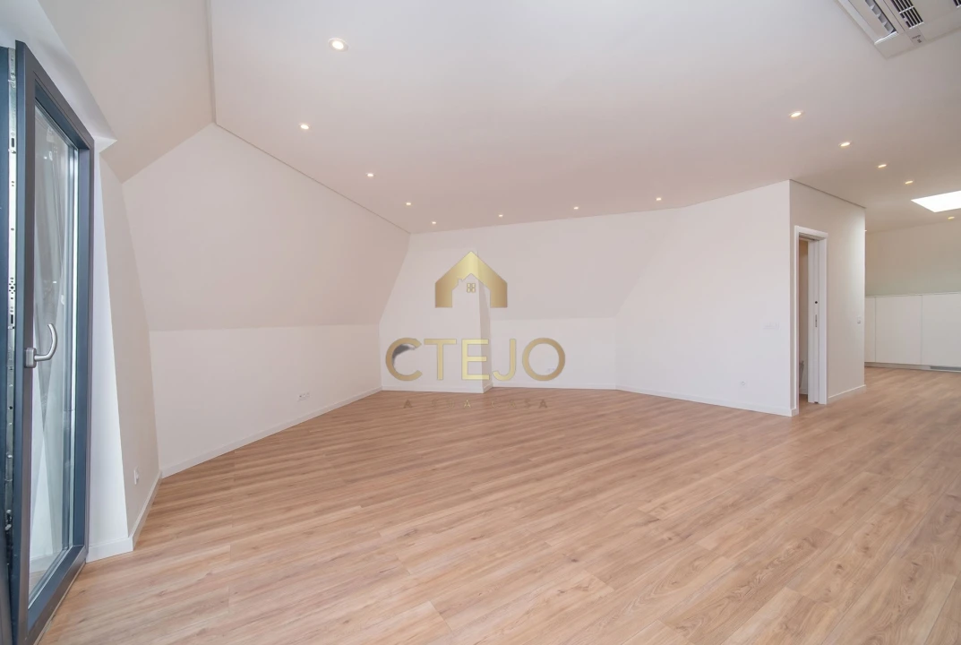 Apartamento T3 para Venda em Santa Iria de Azoia, São João da Talha e Bobadela Foto 4