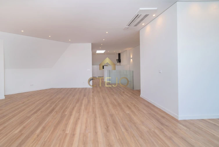 Apartamento T3 para Venda em Santa Iria de Azoia, São João da Talha e Bobadela Foto 3