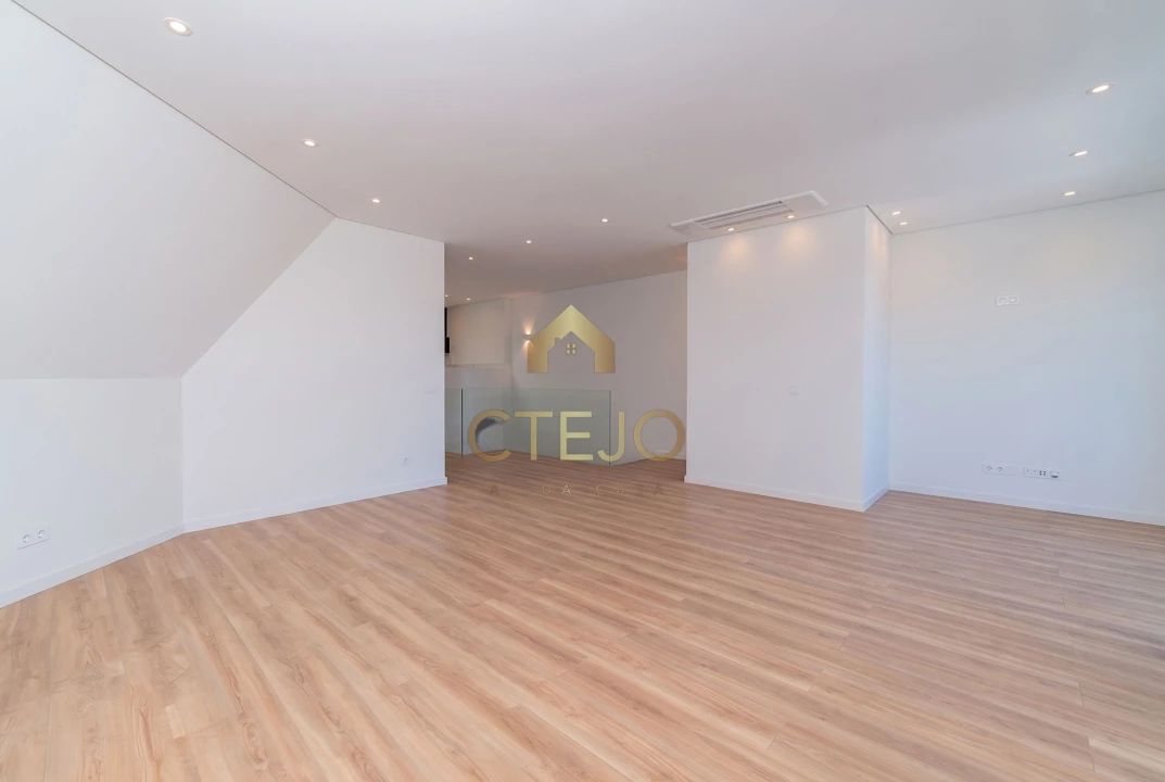 Apartamento T3 para Venda em Santa Iria de Azoia, São João da Talha e Bobadela Foto 2