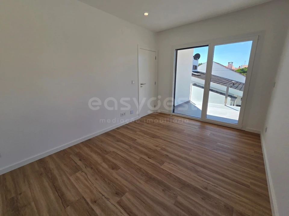 Moradia T4 para Venda em Amora Foto 18