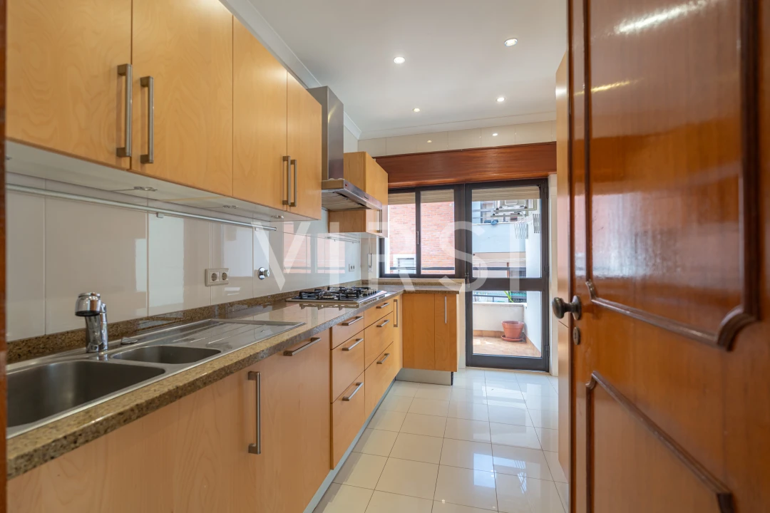 Apartamento T3 para Venda em Santo Antonio dos Olivais Foto 14