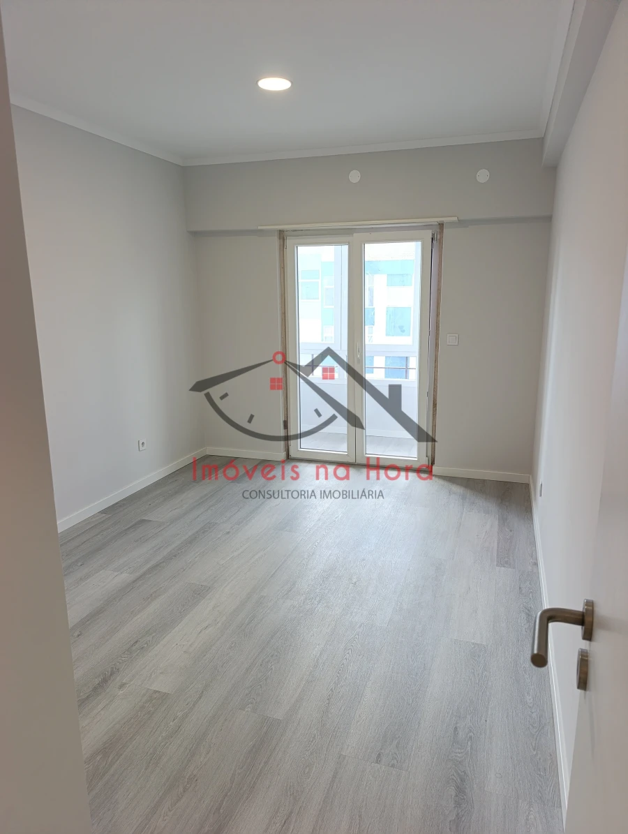 Apartamento T4 para Venda em Amora Foto 4