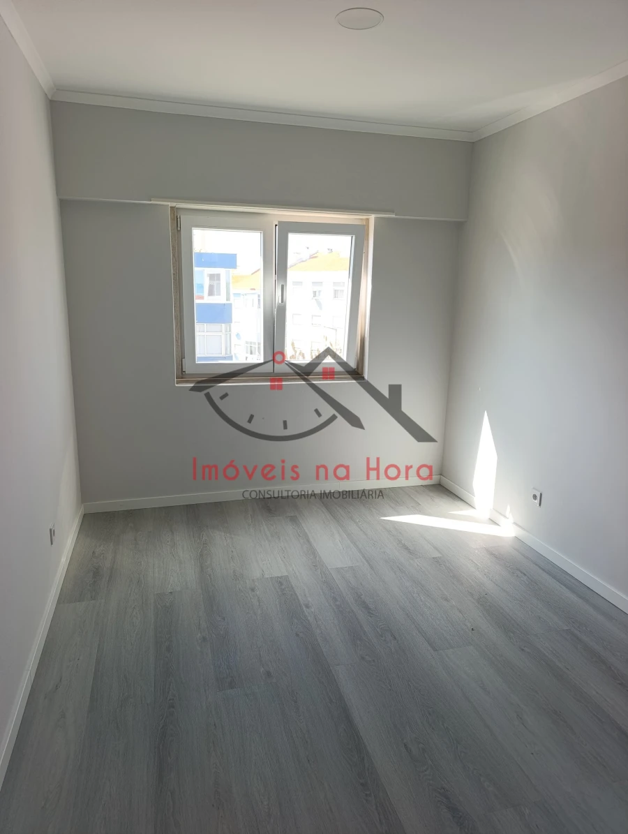 Apartamento T4 para Venda em Amora Foto 12