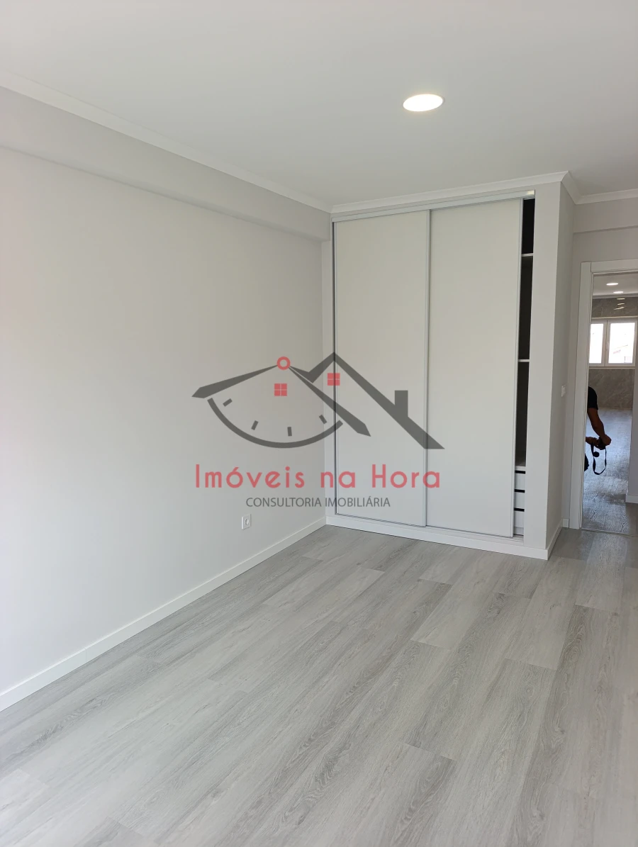 Apartamento T4 para Venda em Amora Foto 9