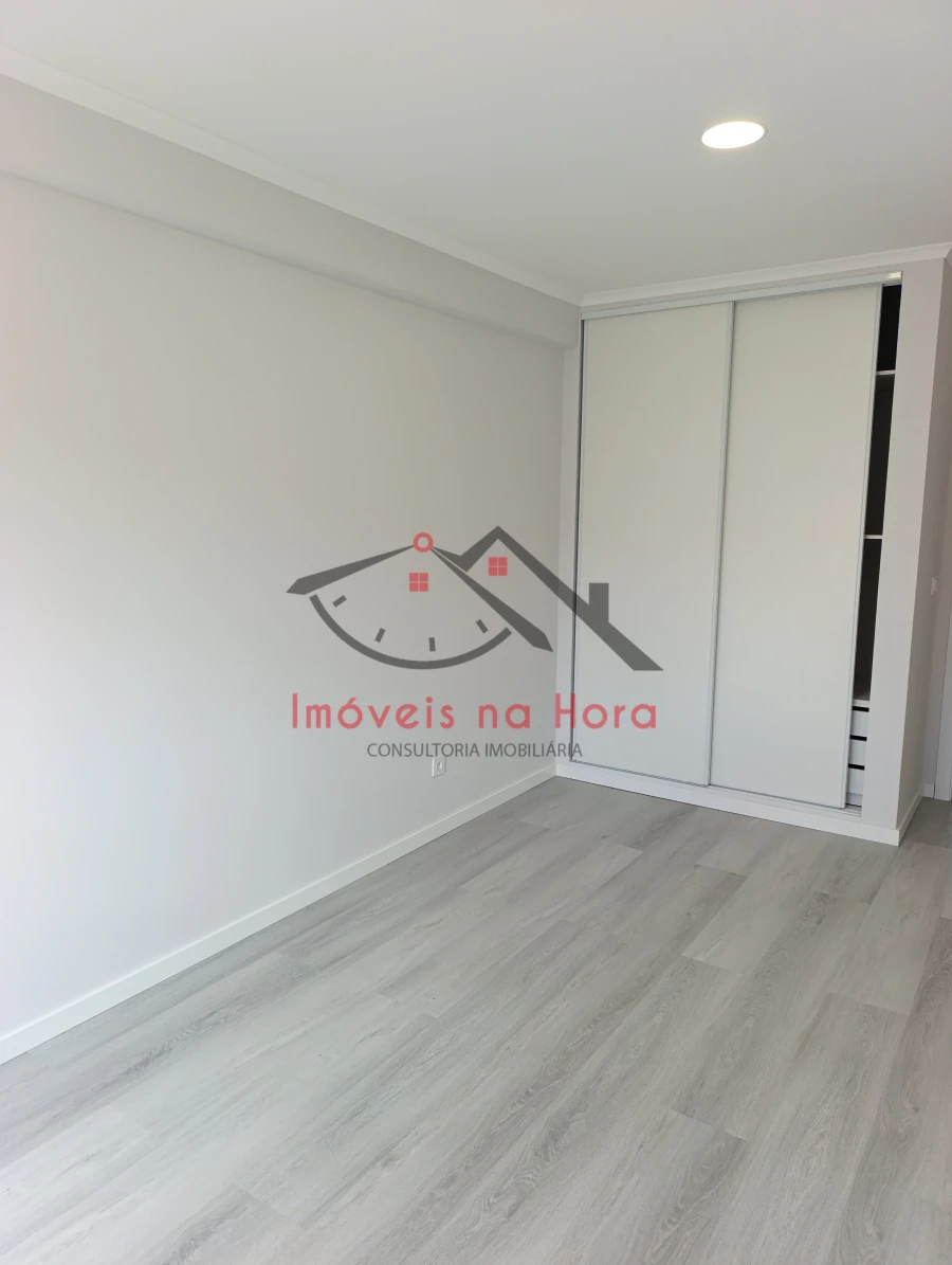Apartamento T4 para Venda em Amora Foto 8