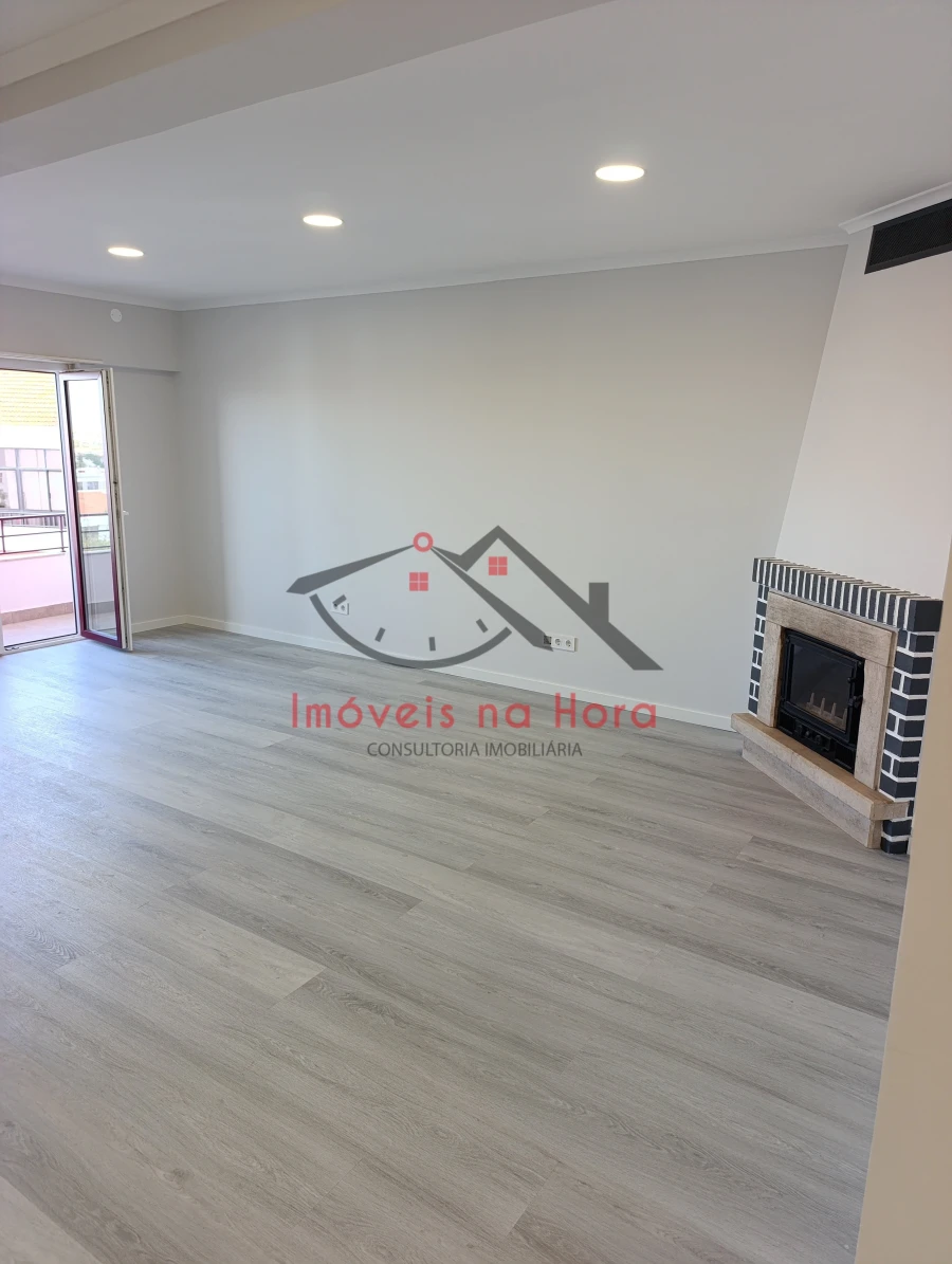 Apartamento T4 para Venda em Amora Foto 6
