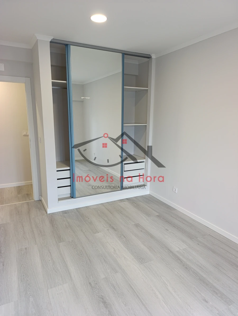 Apartamento T4 para Venda em Amora Foto 3