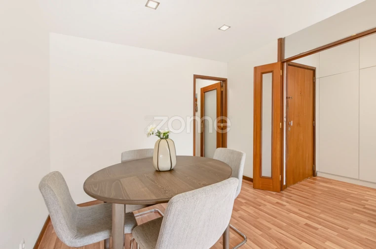 Apartamento T4 para Venda em Lordelo do Ouro e Massarelos Foto 2