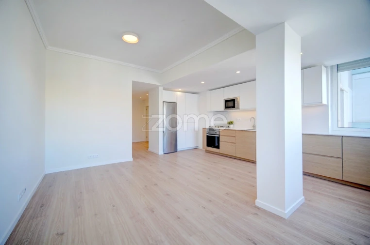 Apartamento T2 para Arrendamento em Benfica Foto 4