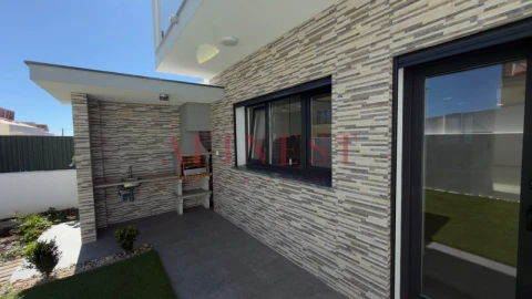 Moradia T3 para Arrendamento em Pontinha e Famões