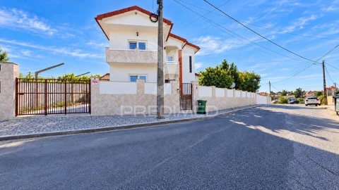 Moradia T4 para Venda em Fernao Ferro