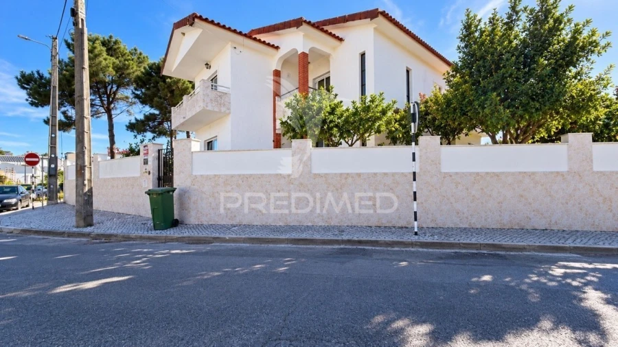 Moradia T4 para Venda em Fernao Ferro Foto 2
