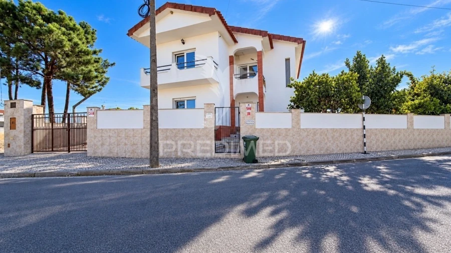 Moradia T4 para Venda em Fernao Ferro
