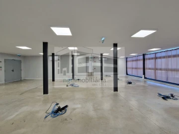 Loja para Arrendamento em Santo António dos Cavaleiros e Frielas
