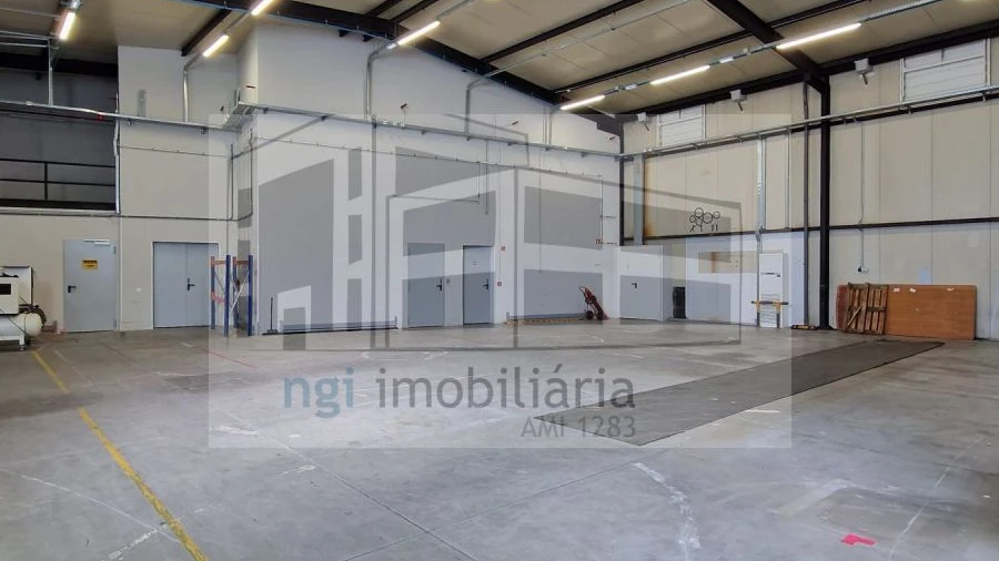 Loja para Arrendamento em Santo António dos Cavaleiros e Frielas