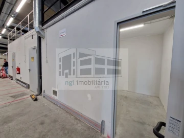 Loja para Arrendamento em Santo António dos Cavaleiros e Frielas