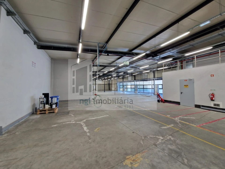 Loja para Arrendamento em Santo António dos Cavaleiros e Frielas Foto 16