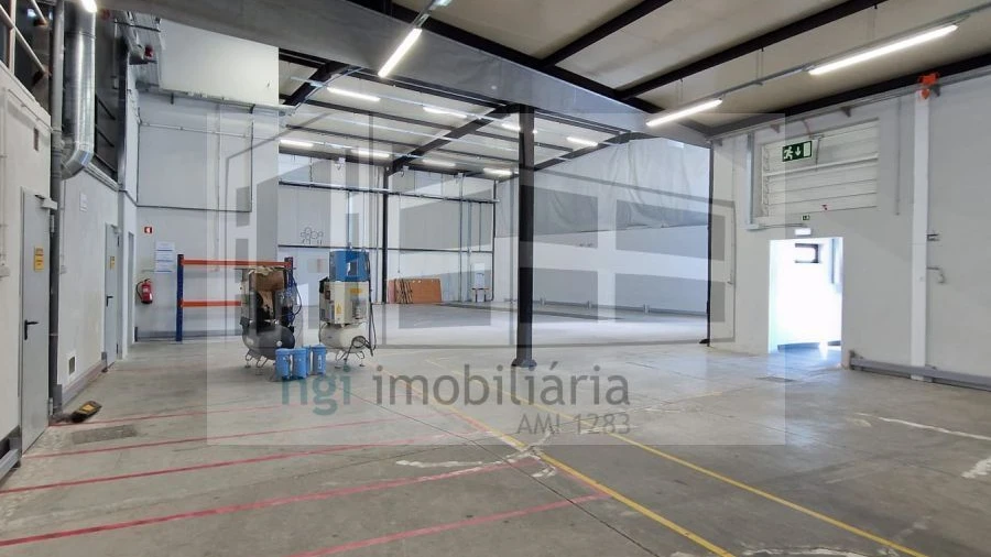 Loja para Arrendamento em Santo António dos Cavaleiros e Frielas