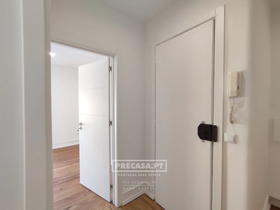 Apartamento T2 para Venda em Queluz e Belas Foto 3