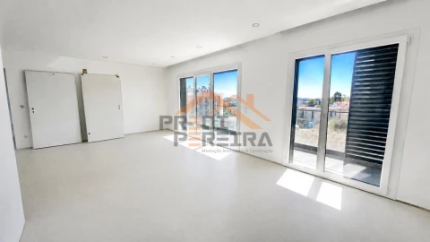 Apartamento T3 para Venda em Santo António dos Cavaleiros e Frielas