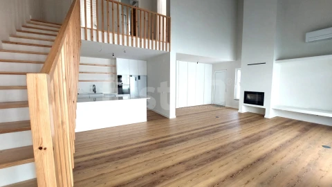 Moradia T4 para Venda em Santa Maria do Castelo e Santiago e Santa Susana