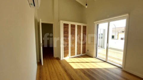 Moradia T4 para Venda em Santa Maria do Castelo e Santiago e Santa Susana