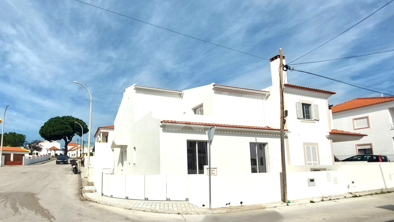 Moradia T4 para Venda em Santa Maria do Castelo e Santiago e Santa Susana Foto 1